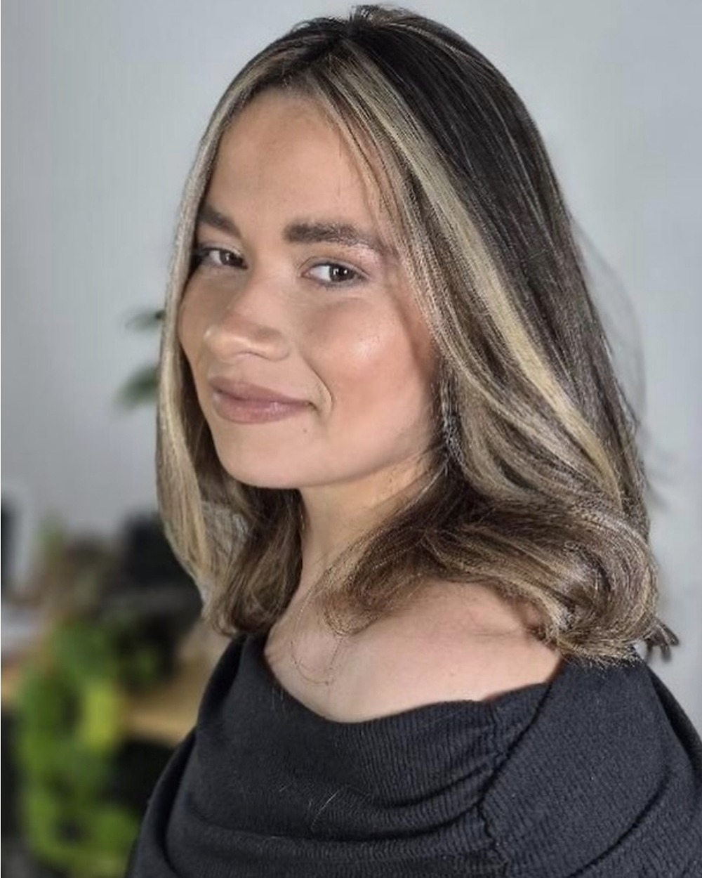 Balayage en tonos beige sobre cabello castaño