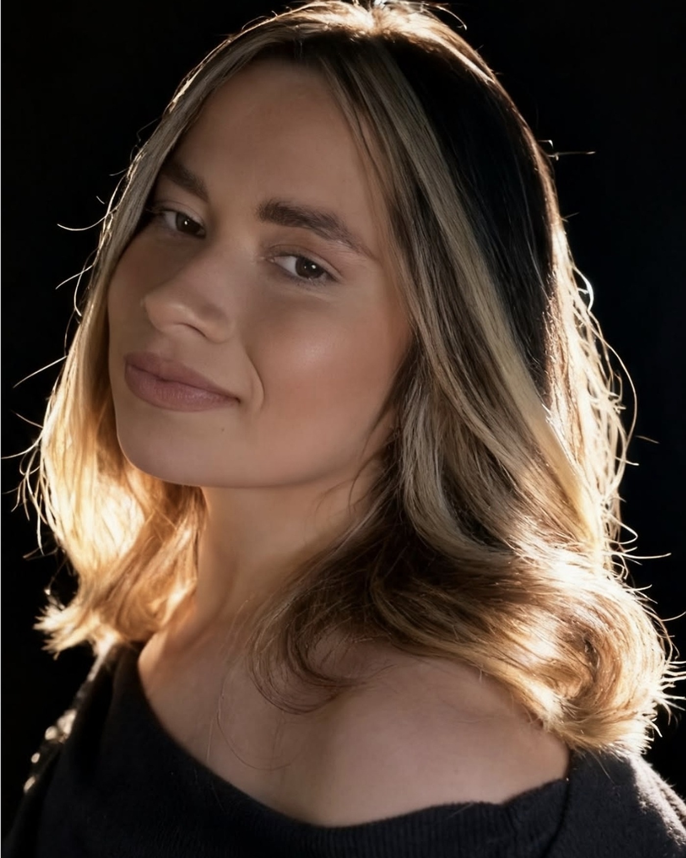 Color e iluminación suave en cabello castaño