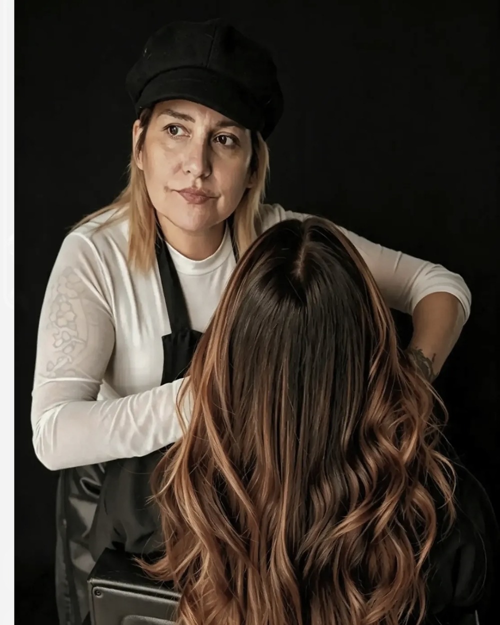 Verónica trabajando en Chill Colorist Studio